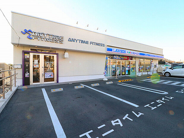 ローソンスリーエフ東寺尾六丁目店まで1048m、国道1号線の「二反田」交差点にあるコンビニ。隣には24時間営業のジムもあります!