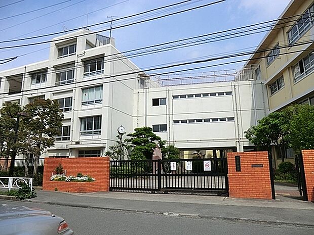 川崎市立向丘中学校まで2012m