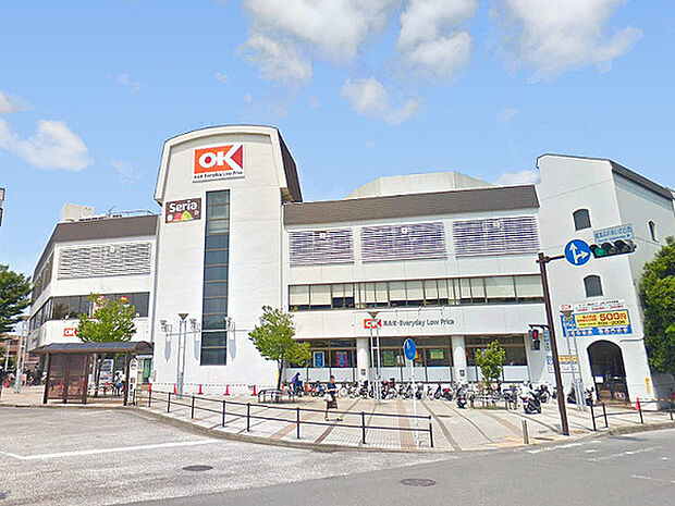オーケー港北ニュータウン店まで1322m、「都筑ふれあいの丘」駅前にあるスーパー。100円ショップ「Seria」も入っています。