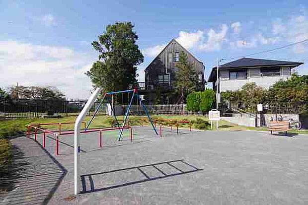 鳥見ケ丘第二公園まで222m、子供たちの楽しく遊べる遊具、青い空に映える緑の芝。大人ものんびりとリフレッシュ。