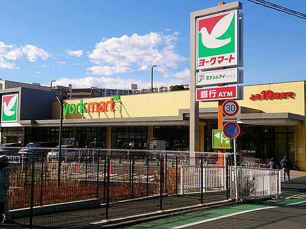 ヨークマート戸塚深谷町店まで1677m、環状4号線沿いにあるスーパー。近くにロイヤルホームセンターもあり、お買物に便利です!
