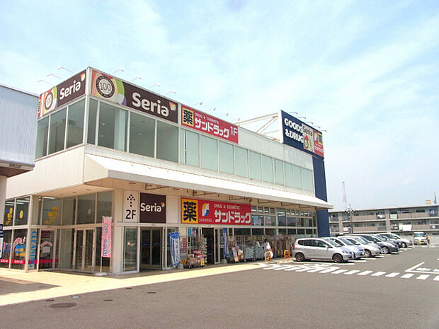 サンドラッグ戸塚深谷店まで1433m、ドリームハイツの近くにあるドラッグストア。2階に100円ショップ「Seria」、お隣にはスーパー「たまや」があります。