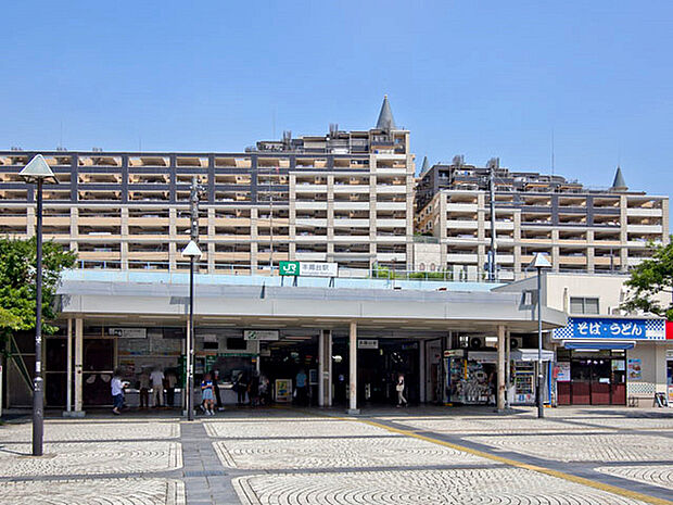JR根岸線「本郷台」駅まで1638m、区役所・警察署・図書館・病院などが揃っているほか、スーパーも複数あり駅周辺は栄区の中心街となっています。