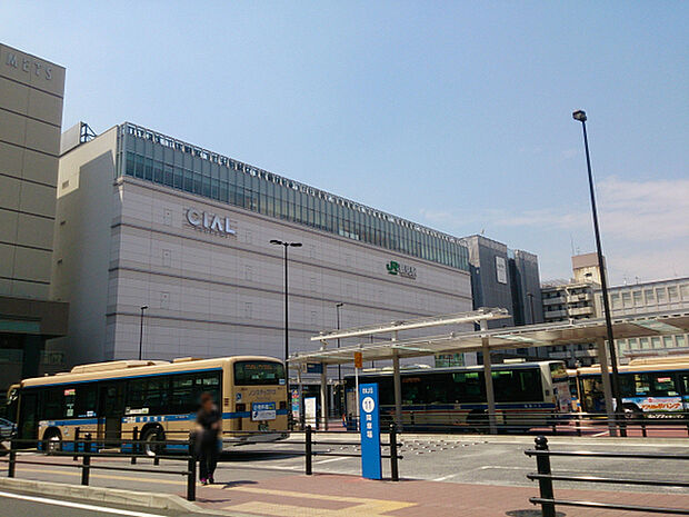 JR「鶴見」駅まで823m、JR京浜東北線・鶴見線が停車します。鶴見線は始発駅です。駅周辺は鶴見区の中心街となっていて便利なエリアになっています!
