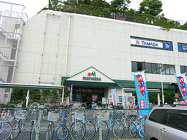 マルエツ中原店まで118m、武蔵中原駅から徒歩4分ほど歩いた中原街道沿いにあるスーパー。YAMADA電機も入っています。夜0時まで営業しています。