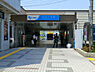 周辺：小田急線「百合ヶ丘」駅まで735m、駅北側は閑静な住宅街が広がり、駅南側は複数の団地とスーパーがあるため賑わっています。