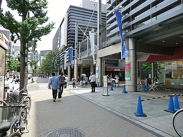 青葉台東急スクエアまで1448m、青葉台駅の駅ビルとなる本館をメインに全4棟から構成される大型ショッピングセンターです。