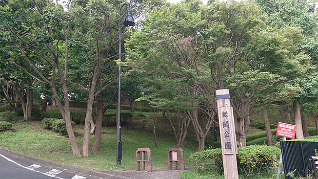 舞岡公園まで616m、約28.5haもの広さがある自然公園。蛍が自生するほど豊かな自然のほか、古民家・田園などの懐かしい風景も残されています。