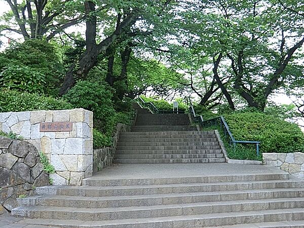 掃部山公園まで438m、桜の名所として知られる公園です。みなとみらいを見渡せる眺望も見どころです。