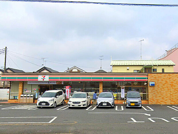 セブンイレブン横浜泉上飯田店まで1534m、環状4号線沿い、スーパー「ロピア」の隣にあるコンビニです。