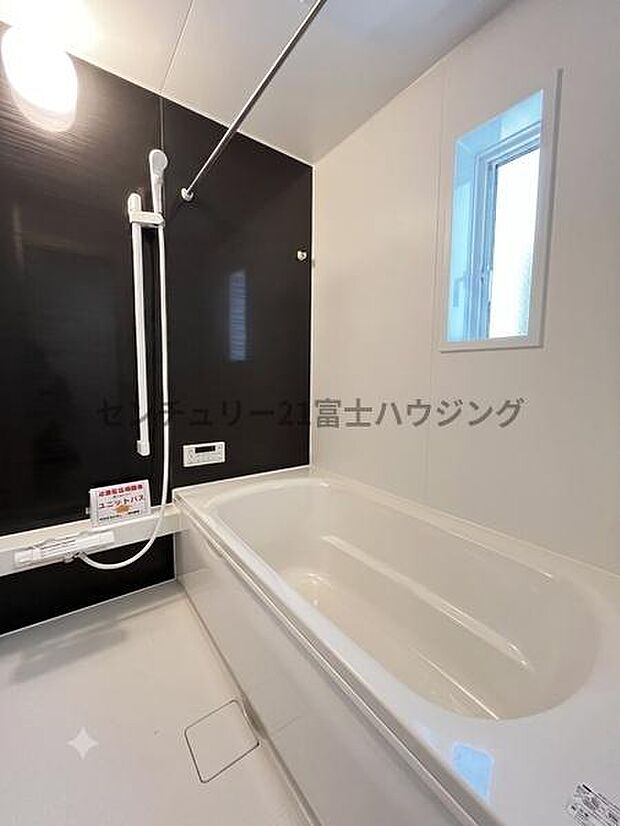 ゆったりとくつろげる癒しのバスルームです ※AIによる画像加工を行っております。