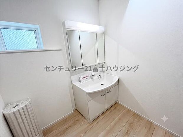 清潔感あふれる明るい洗面スペースです ※AIによる画像加工を行っております。