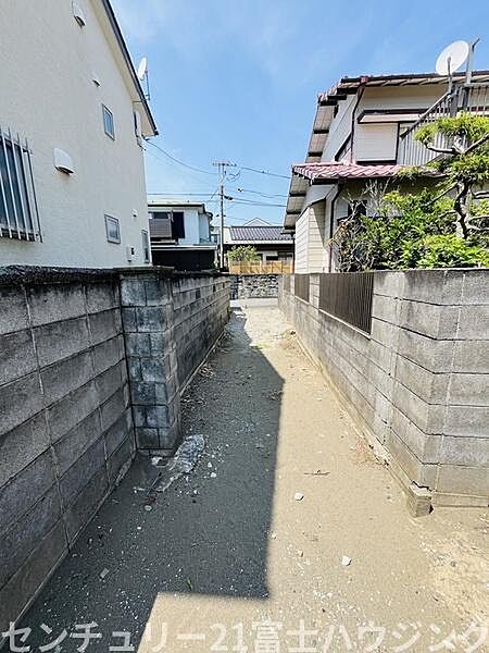 【カースペースの工夫】 軽自動車や自転車、サーフボード置き場など、ライフスタイルに合わせた外構計画を楽しめます。※AIによる画像加工を行っております。