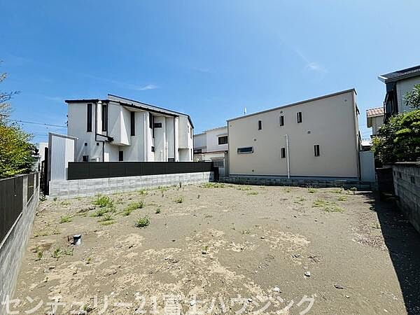 【陽当たり・風通し良好】 周囲の建物と程よい距離感が保たれています。湘南の心地よい風が通り抜ける場所です。※AIによる画像加工を行っております。