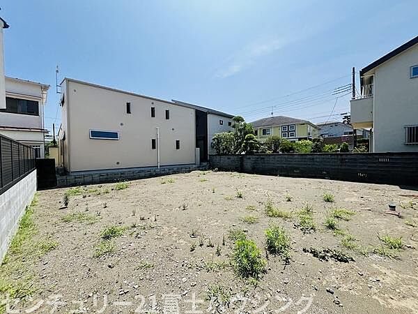【湘南らしい日常】 休日には家族で海へ。そんな憧れのライフスタイルが、ここでは日常になります。※AIによる画像加工を行っております。※AIによる画像加工を行っております。