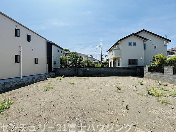 【隠れ家のようなアプローチ】 接道条件を逆手に取り、通りからの視線が気にならないプライベート感あふれる家づくりを。※AIによる画像加工を行っております。※AIによる画像加工を行っております。