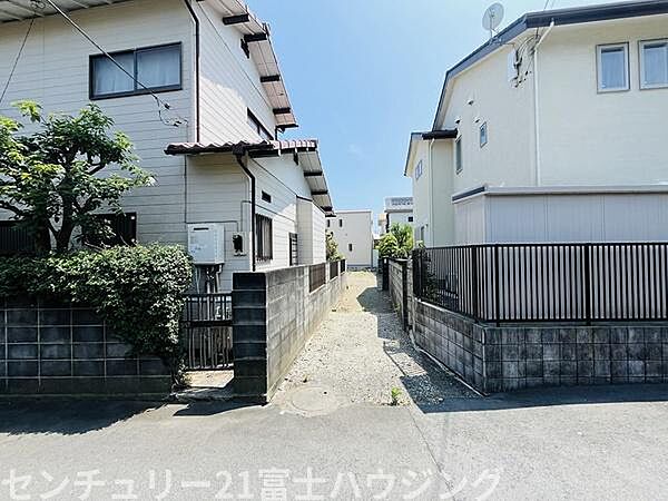 接道条件を逆手に取り、通りからの視線が気にならないプライベート感あふれる家づくりを。※AIによる画像加工を行っております。※AIによる画像加工を行っております。
