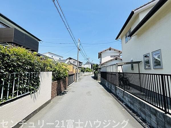 【閑静な住宅街】 大通りから離れた静かな環境。車の通りも少なく、落ち着いた時間が流れています。※AIによる画像加工を行っております。※AIによる画像加工を行っております。