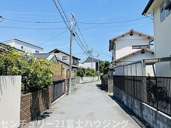 【教育環境も充実】 小学校が近く、お子様の通学も安心。子育て世帯に選ばれているエリアです。※AIによる画像加工を行っております。※AIによる画像加工を行っております。