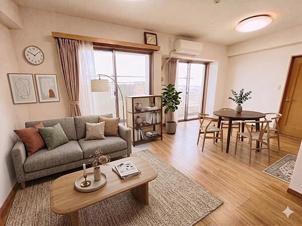 最上階角部屋のため、日差しがたっぷり入ります！こんなお部屋で休日の午後をのんびり過ごしたいです！※AIによる画像加工を行っております。