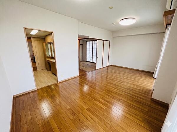 リビングからキッチンと独立洗面スペースへ、そして奥の和室へと視線が抜けるため、非常に広く開放感のある空間です。※AIによる画像加工を行っております。
