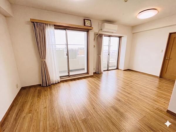 大きな窓が2面に広がっており、お部屋の隅々まで明るい日差しが差し込んでいます。外の光をしっかり取り込めるため、日中は照明がいらないほどの心地よい空間になっています！※AIによる画像加工を行っております