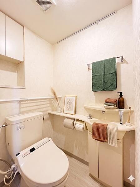 独立した専用の手洗い器が設置されているため、無理な姿勢にならず手洗いがしやすいのが魅力です。※AIによる画像加工を行っております。