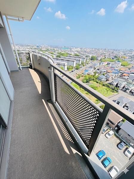 視界を遮る高い建物が近くになく、遠くまで見渡せる素晴らしい眺望が最大の魅力です。広い空と街並み、そして奥に広がる豊かな緑を独り占めできます。※AIによる画像加工を行っております。