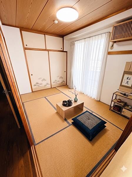 い草の香りが漂ってきそうな畳に、木目を活かした板張りの天井、そして控えめな松の柄があしらわれた襖（ふすま）が美しく調和しています。※AIによる画像加工を行っております。