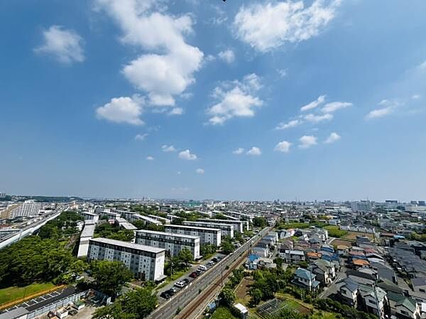 視界を遮る背の高い高層ビルなどがなく、見渡す限り大空と遠くの地平線まで見渡せるスケール感の大きな景色が最大の魅力です。※AIによる画像加工を行っております。