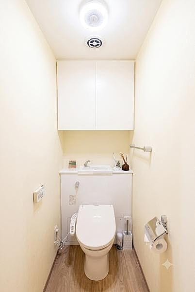 白を基調とした清潔感のあるトイレです！※AIによる画像加工を行っております。