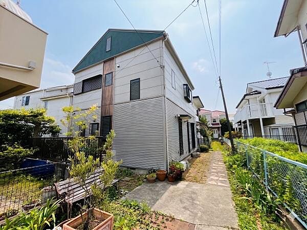 現状、建物がございます。隣地とも程よく距離が離れております。※AIによる画像加工を行っております。