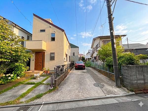 現在、通路部分に駐車しております。※AIによる画像加工を行っております。
