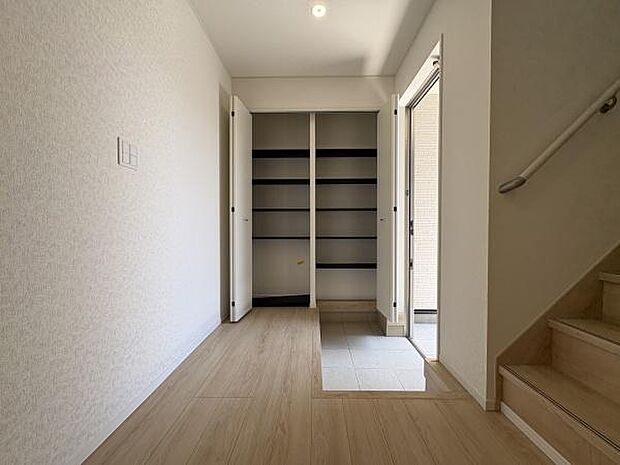 広々収納で靴が多くてもすっきり収納できます！※AIによる画像加工を行っております。