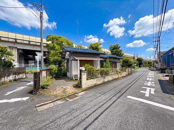車通りも少なく静かな環境です。車の出し入れもしやすい環境です※AIによる画像加工を行っております。