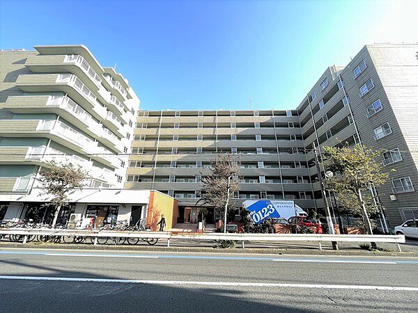 コンビニやスーパー・ドラッグストアなどの店舗が徒歩圏内にあります。