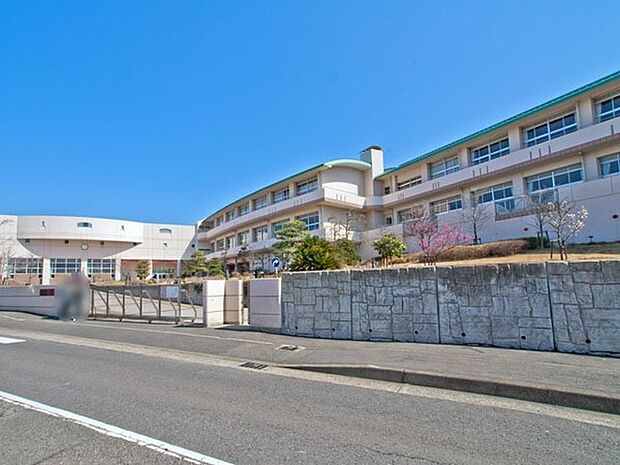 藤沢市立藤ケ岡中学校まで952m