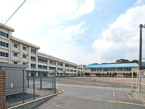 茅ヶ崎市立室田小学校まで612m