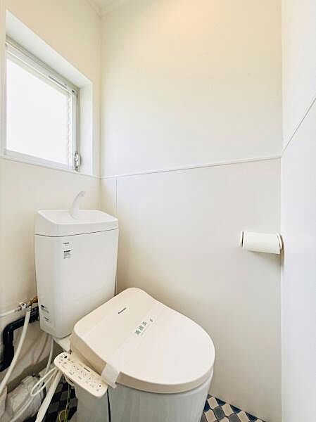 窓からの自然光で明るく、清潔感のあるトイレです