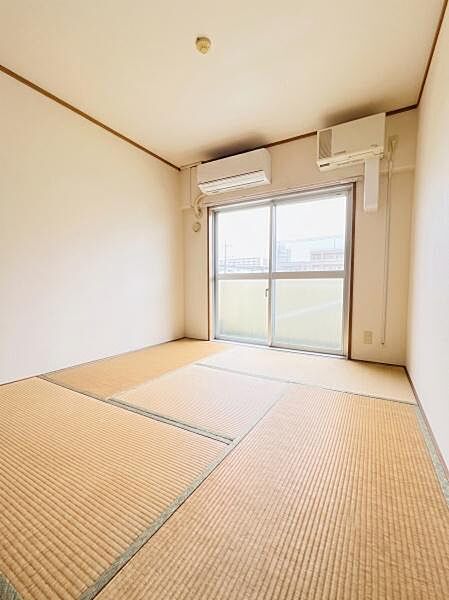 大きな窓からたっぷりと自然光が降り注ぐ、明るく開放的な和室です！寝室やご家族のくつろぎ空間として最適なお部屋です。