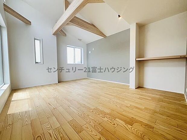 明るく広々としたリビングは、ご家族団らんの時間をゆったりと過ごせる空間です!