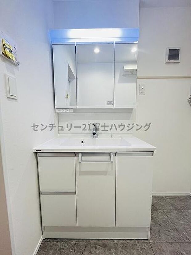 白を基調とした明るい洗面台です!