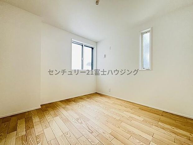 約5.8帖の洋室です。