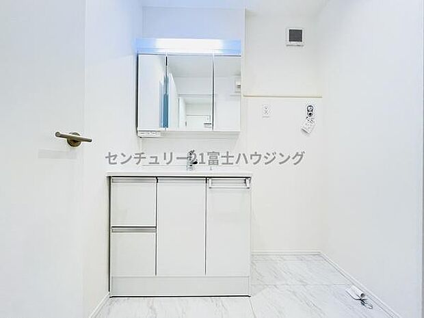白を基調とした明るい洗面台です！