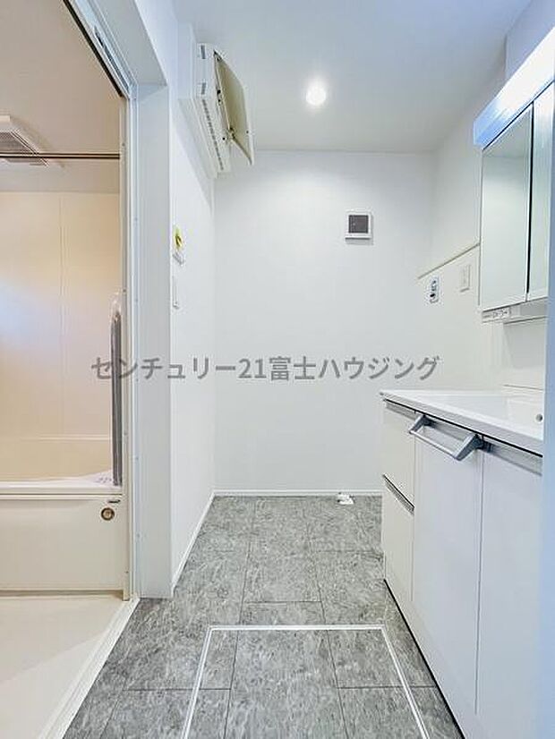 白を基調とした明るい洗面台です!