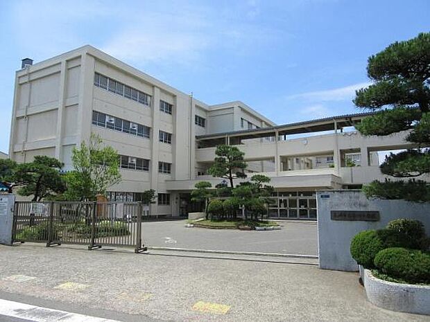 香川小学校まで454m