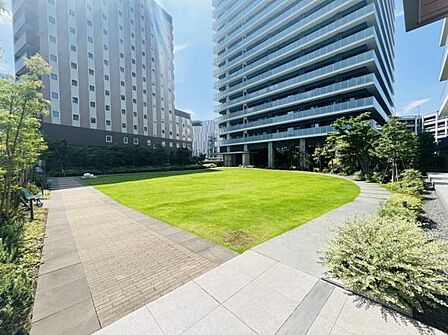 駅近の利便性と豊かな緑が調和した、洗練された空間。広々とした芝生広場が、高層マンションを背景のなかにオアシスとして日々の生活に開放感と癒しをもたらしてくれます。手入れされた散策路もありとても快適です!
