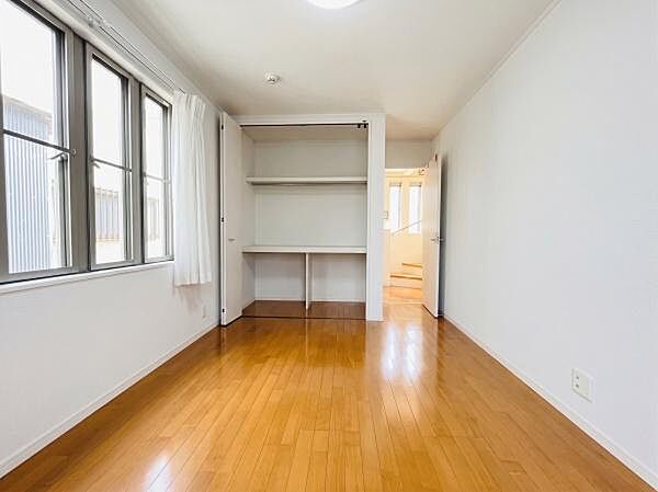 お子様のお部屋としても、仕事部屋としてもお使いいただけるお部屋です！