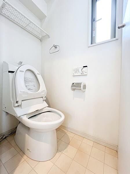白を基調とした清潔感のあるトイレです！