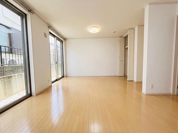 明るいフローリングで清潔感あふれるお部屋です！